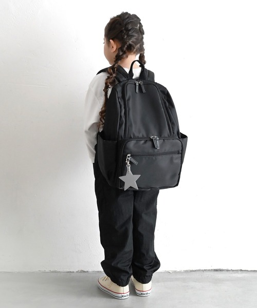 PUPPAPUPO(プッパプーポ)の「キッズリュック チャーム付き Sサイズ(バックパック/リュック・キッズ・チャコールグレー/ライトグレー/ブラック/ベージュ/ピンク/ブルー/グレー/ライトベージュ/ライトブルー/ライトピンク/ライトブラック/グレイッシュベージュ・FREE)」の2枚目の写真