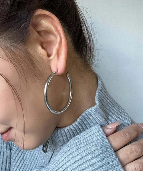 emouv by est（エモーヴバイエスト）の「emouv by est シンプルフープピアス（ピアス（両耳用）・レディース・シルバー/ゴールド・MEDIUM/X-LARGE/LARGE/SMALL/XX-LARGE/X-SMALL）」の2枚目の写真