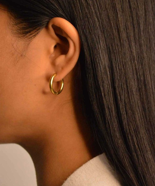 emouv by est（エモーヴバイエスト）の「emouv by est シンプルフープピアス（ピアス（両耳用）・レディース・シルバー/ゴールド・MEDIUM/X-LARGE/LARGE/SMALL/XX-LARGE/X-SMALL）」の5枚目の写真
