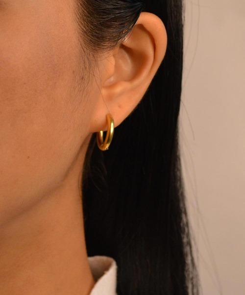 emouv by est（エモーヴバイエスト）の「emouv by est シンプルフープピアス（ピアス（両耳用）・レディース・シルバー/ゴールド・MEDIUM/X-LARGE/LARGE/SMALL/XX-LARGE/X-SMALL）」の7枚目の写真