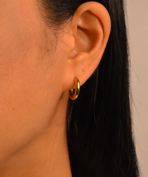 emouv by est（エモーヴバイエスト）の「emouv by est シンプルフープピアス（ピアス（両耳用）・レディース・シルバー/ゴールド・MEDIUM/X-LARGE/LARGE/SMALL/XX-LARGE/X-SMALL）」の3枚目の写真