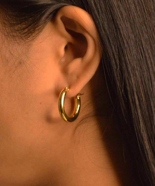emouv by est（エモーヴバイエスト）の「emouv by est シンプルフープピアス（ピアス（両耳用）・レディース・シルバー/ゴールド・MEDIUM/X-LARGE/LARGE/SMALL/XX-LARGE/X-SMALL）」の4枚目の写真