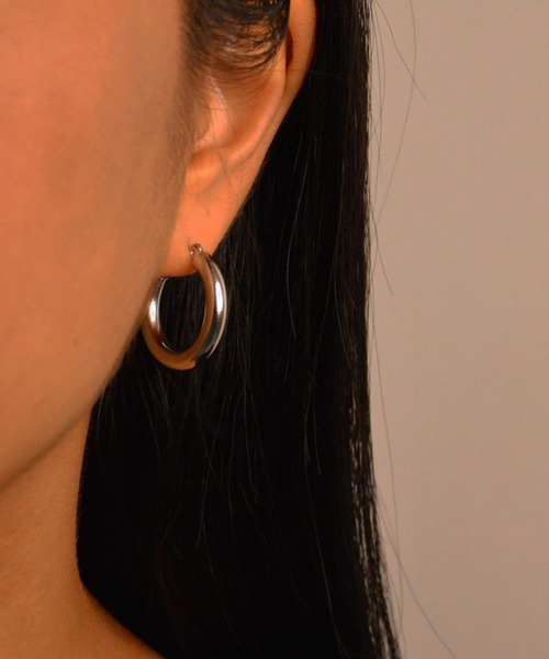 emouv by est（エモーヴバイエスト）の「emouv by est シンプルフープピアス（ピアス（両耳用）・レディース・シルバー/ゴールド・MEDIUM/X-LARGE/LARGE/SMALL/XX-LARGE/X-SMALL）」の15枚目の写真