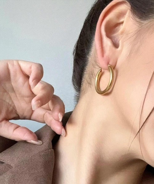 emouv by est（エモーヴバイエスト）の「emouv by est シンプルフープピアス（ピアス（両耳用）・レディース・シルバー/ゴールド・MEDIUM/X-LARGE/LARGE/SMALL/XX-LARGE/X-SMALL）」の18枚目の写真