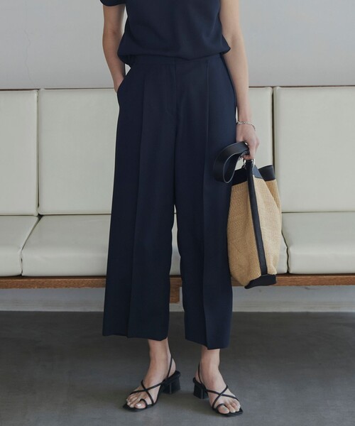 ICB(アイシービー)の「【WEB限定カラーあり】FluidBackSatin ワイドクロップドパンツ(その他パンツ・レディース・カーキ系/スカイブルー系/ネイビー系/ライトイエロー系/ローズ系・00/0/2/4/6)」の3枚目の写真