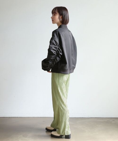 RETRO GIRL（レトロガール）の「2way袖シャーリングMA-1（MA-1・レディース・ブラック/ライトグリーン/ナチュラル・FREE）」の12枚目の写真