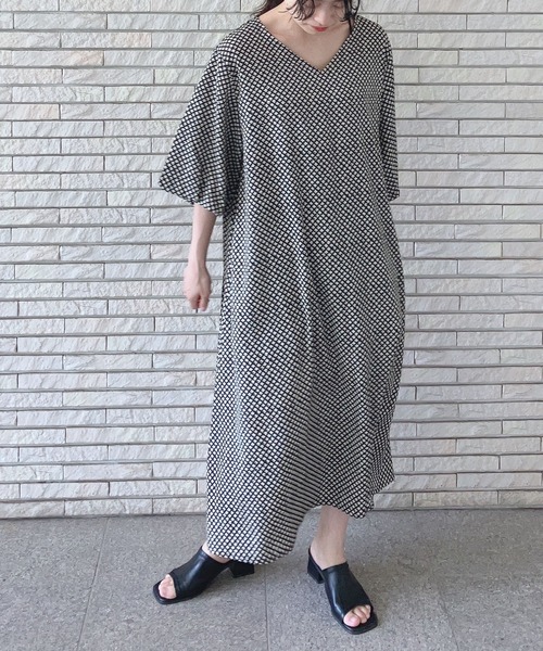 AS KNOW AS plus(アズノゥアズプラス)の「○ゆったり楽ちん 結んでバックリボン ボリューム袖 バサリワンピース(ワンピース・レディース・ブルー/チャコールグレー/ネイビー系/カーキ/オレンジ/ブラック系/グレー系/ブルー系その他/ブラック系その他/カーキ系/ブラック系その他2/ブルー系その他2/オレンジ系/ブルー系その他3/ネイビー/ブラック系その他3/ダークグリーン/ブルー系/グリーン系その他/ブラック系1/ブラウン系/ブラック系その他4・FREE)」の6枚目の写真