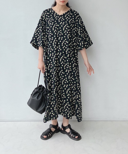 AS KNOW AS plus(アズノゥアズプラス)の「○ゆったり楽ちん 結んでバックリボン ボリューム袖 バサリワンピース(ワンピース・レディース・ブルー/チャコールグレー/ネイビー系/カーキ/オレンジ/ブラック系/グレー系/ブルー系その他/ブラック系その他/カーキ系/ブラック系その他2/ブルー系その他2/オレンジ系/ブルー系その他3/ネイビー/ブラック系その他3/ダークグリーン/ブルー系/グリーン系その他/ブラック系1/ブラウン系/ブラック系その他4・FREE)」の19枚目の写真