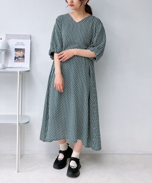 AS KNOW AS plus(アズノゥアズプラス)の「○ゆったり楽ちん 結んでバックリボン ボリューム袖 バサリワンピース(ワンピース・レディース・ブルー/チャコールグレー/ネイビー系/カーキ/オレンジ/ブラック系/グレー系/ブルー系その他/ブラック系その他/カーキ系/ブラック系その他2/ブルー系その他2/オレンジ系/ブルー系その他3/ネイビー/ブラック系その他3/ダークグリーン/ブルー系/グリーン系その他/ブラック系1/ブラウン系/ブラック系その他4・FREE)」の17枚目の写真