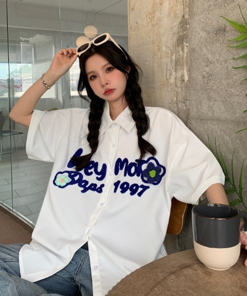 MGV（エムジーヴィー）の「センターロゴフラワーシャツ（シャツ/ブラウス・レディース・ホワイト/グリーン/パープル/ブルー・MEDIUM/X-LARGE/LARGE）」の2枚目の写真