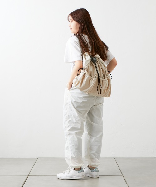 EARTH MADE(アースメイド)の「DRAWSTRING BACKPACK(バックパック/リュック・レディース・ブラック/アイボリー/ブルー/マスタード・フリー)」の11枚目の写真