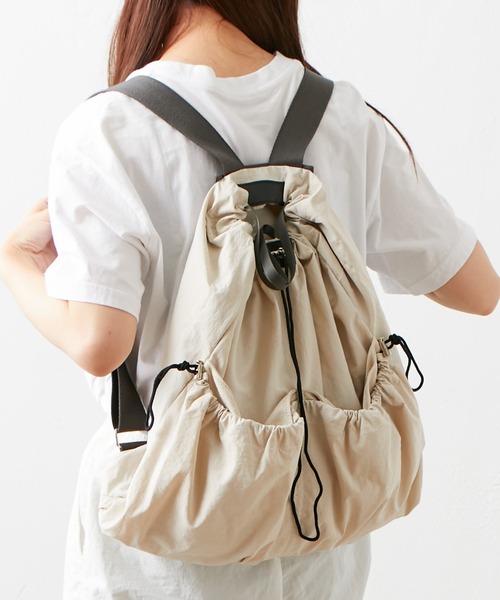 EARTH MADE(アースメイド)の「DRAWSTRING BACKPACK(バックパック/リュック・レディース・ブラック/アイボリー/ブルー/マスタード・フリー)」の7枚目の写真
