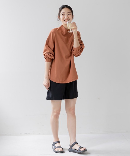 フェリシモMama(フェリシモママ)の「Moredde フロントジップのUVカットラッシュガード&ショートパンツセット(ラッシュガード・レディース・ブラウン/カーキ・MEDIUM/LARGE/X-LARGE)」の4枚目の写真
