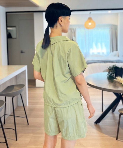 Jewelobe(ジュエローブ)の「配色ナイロンタッチフレンチトップス&ショートパンツセットアップ(セットアップ・レディース・パープル/カーキ/ブラック・FREE)」の4枚目の写真