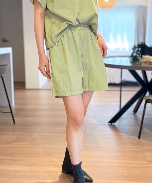 Jewelobe(ジュエローブ)の「配色ナイロンタッチフレンチトップス&ショートパンツセットアップ(セットアップ・レディース・パープル/カーキ/ブラック・FREE)」の9枚目の写真