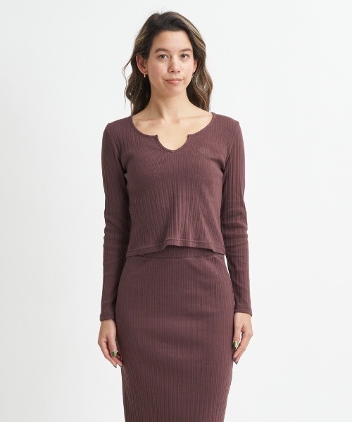 ROXY(ロキシー)の「RYTHEM/ロキシータイトシルエットショート丈キーネックリブトップス(Tシャツ/カットソー・レディース・グリーン/ブラック/ブラウン/オレンジ・MEDIUM/LARGE/SMALL)」の2枚目の写真
