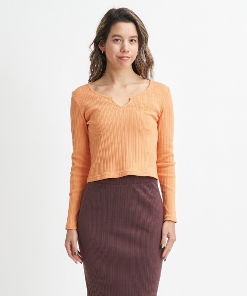ROXY(ロキシー)の「RYTHEM/ロキシータイトシルエットショート丈キーネックリブトップス(Tシャツ/カットソー・レディース・グリーン/ブラック/ブラウン/オレンジ・MEDIUM/LARGE/SMALL)」の4枚目の写真