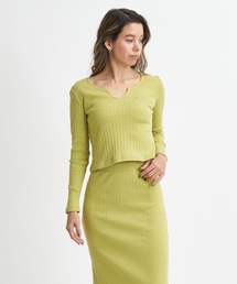 RYTHEM/ロキシータイトシルエットショート丈キーネックリブトップス