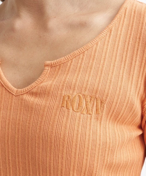 ROXY(ロキシー)の「RYTHEM/ロキシータイトシルエットショート丈キーネックリブトップス(Tシャツ/カットソー・レディース・グリーン/ブラック/ブラウン/オレンジ・MEDIUM/LARGE/SMALL)」の13枚目の写真