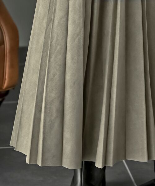 rps(アールピーエス)の「ランダムプリーツスウェードスカート(スカート・レディース・グリーン/モカ/ブラック/マスタード/グレイッシュベージュ/グレー/グレイッシュブルー/チャコールグレー/カーキ/ピンクベージュ/ボルドー・フリー)」の20枚目の写真