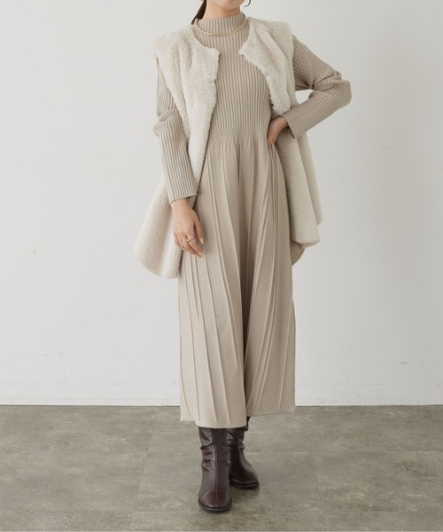 Thevon（ゼボン）の「ハイネックリブ切替ニットフレアワンピース（ワンピース・レディース・グレイッシュベージュ/ブラック/ダークブラウン/モカ/サックスブルー/チャコールグレー・FREE）」の13枚目の写真