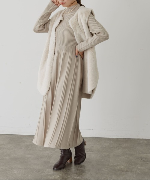 Thevon（ゼボン）の「ハイネックリブ切替ニットフレアワンピース（ワンピース・レディース・グレイッシュベージュ/ブラック/ダークブラウン/モカ/サックスブルー/チャコールグレー・FREE）」の17枚目の写真