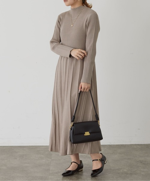 Thevon（ゼボン）の「ハイネックリブ切替ニットフレアワンピース（ワンピース・レディース・グレイッシュベージュ/ブラック/ダークブラウン/モカ/サックスブルー/チャコールグレー・FREE）」の18枚目の写真
