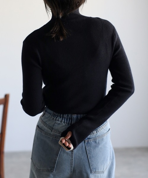 ap retro(アプレトロ)の「【サムホール付き】配色ハイネックニット / リブニット(ニット/セーター・レディース・グリーン/ネイビー/ベージュ/グレー/レッド/ブラック/アイボリー・FREE)」の17枚目の写真