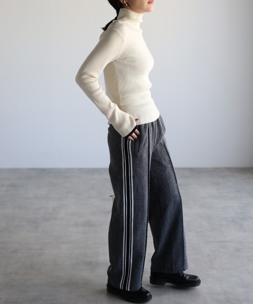 ap retro(アプレトロ)の「【サムホール付き】配色ハイネックニット / リブニット(ニット/セーター・レディース・グリーン/ネイビー/ベージュ/グレー/レッド/ブラック/アイボリー・FREE)」の12枚目の写真