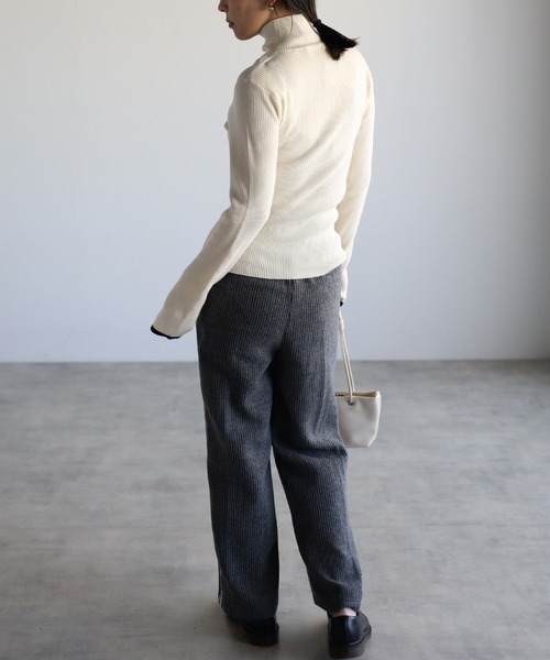 ap retro(アプレトロ)の「【サムホール付き】配色ハイネックニット / リブニット(ニット/セーター・レディース・グリーン/ネイビー/ベージュ/グレー/レッド/ブラック/アイボリー・FREE)」の14枚目の写真