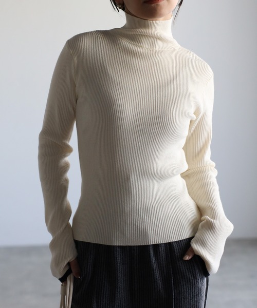 ap retro(アプレトロ)の「【サムホール付き】配色ハイネックニット / リブニット(ニット/セーター・レディース・グリーン/ネイビー/ベージュ/グレー/レッド/ブラック/アイボリー・FREE)」の10枚目の写真