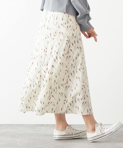 MELROSE claire(メルローズ クレール)の「ゆるやかAラインシルエット☆ボタニカルプリントのスカート(スカート・レディース・ブラック/ホワイト・FREE)」の6枚目の写真