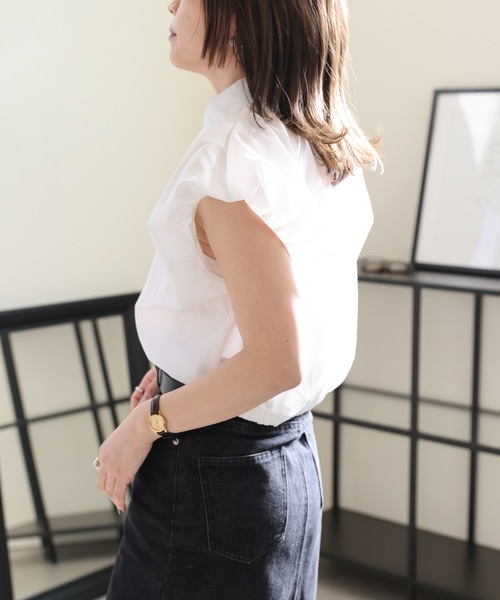 ULEULA（ウルア）の「ショルダーギャザースリーブブラウス/ノースリシャツ（シャツ/ブラウス・レディース・ホワイト/ブラック・FREE）」の4枚目の写真