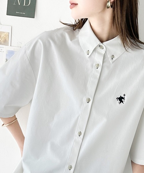 Java（ジャバ）の「《JaVa ジャバコラボ》トラッドテイストをポップにアップデート。胸刺繍ボタンダウンシャツ（シャツ/ブラウス・レディース・ブラック系その他/オフホワイト/ブルー/ベージュ・LARGE/MEDIUM/SMALL/X-LARGE）」の2枚目の写真