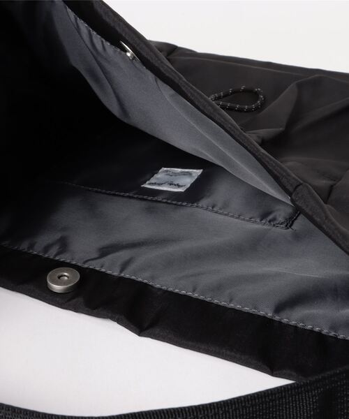 and it_（アンドイット）の「Legato Largo ドロストバック A4ショルダー（ショルダーバッグ・レディース・ベージュ/アイボリー/ブラック/グレー・FREE）」の7枚目の写真