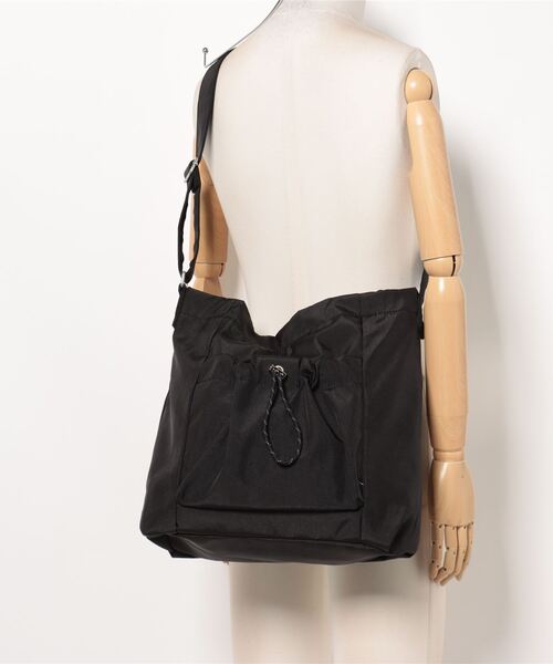 and it_（アンドイット）の「Legato Largo ドロストバック A4ショルダー（ショルダーバッグ・レディース・ベージュ/アイボリー/ブラック/グレー・FREE）」の8枚目の写真