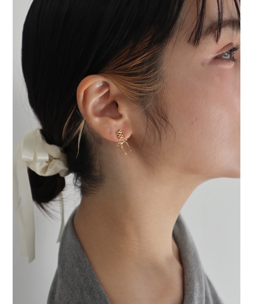 JUMELLE（ジュメロ）の「ribbon laceup pierce（ピアス（両耳用）・レディース・シルバー/ゴールド・FREE）」の2枚目の写真
