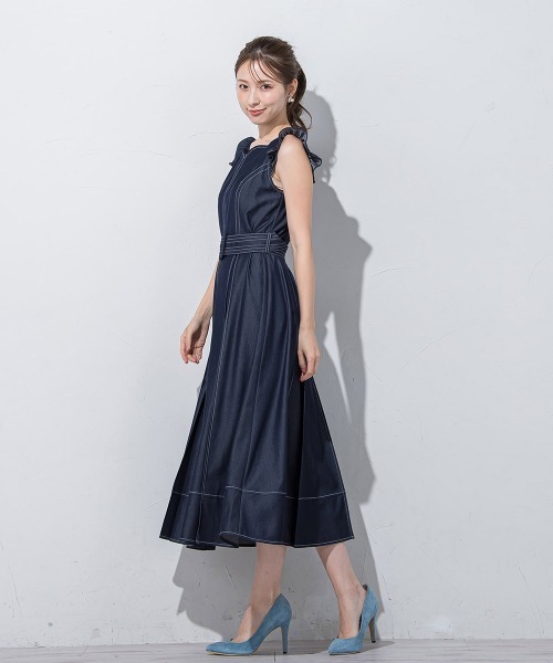 QUEENS COURT(クイーンズコート)の「フリルデニムシャンブレーワンピ≪手洗い可能≫(ワンピース・レディース・ブラック/ネイビー/ホワイト・S/M)」の13枚目の写真