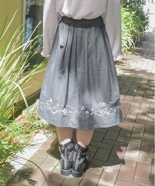 axes femme（アクシーズファム）の「コスモス刺繍デニムスカート（スカート・レディース・ブラック/インディゴブルー・FREE）」の5枚目の写真