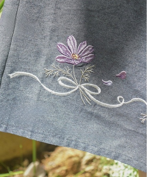 axes femme（アクシーズファム）の「コスモス刺繍デニムスカート（スカート・レディース・ブラック/インディゴブルー・FREE）」の6枚目の写真