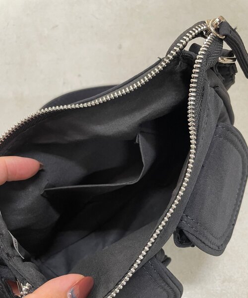 Omekashi(オメカシ)の「アウトポケットショルダーバッグ(ショルダーバッグ・レディース・レッド/ブラック・ONE SIZE)」の8枚目の写真