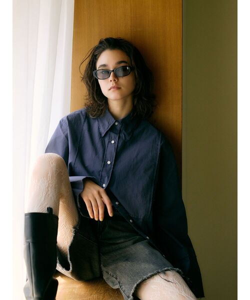 Ungrid（アングリッド）の「カットオフビッグシルエットシャツ（シャツ/ブラウス・レディース・グリーン系その他/ネイビー/オフホワイト・FREE）」の5枚目の写真