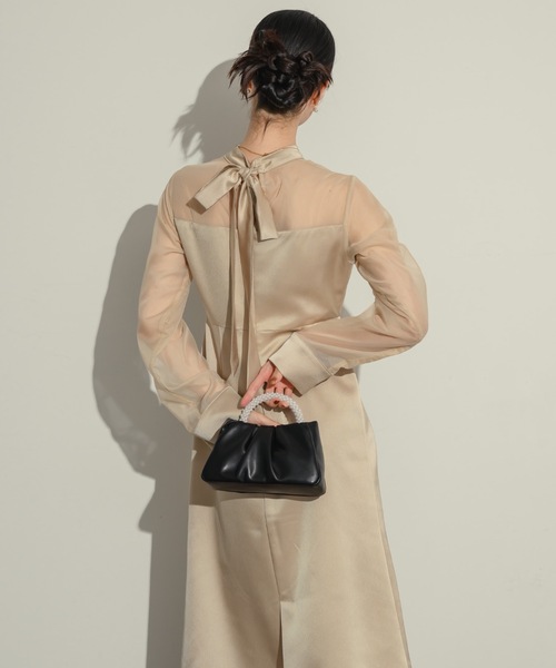 NEUNA（ヌナ）の「サテンシアー切り替えワンピース（ワンピース・レディース・ベージュ/ブラック・FREE/SMALL）」の4枚目の写真