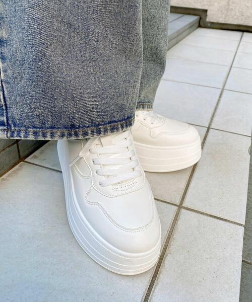 INGNI（イング）の「ボリュームコートスニーカー（スニーカー・レディース・オフホワイト/ベージュ/ブラック・L/M）」の2枚目の写真