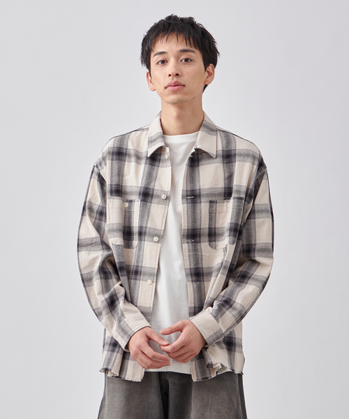 B.C STOCK（ベーセーストック）の「ダメージ加工 オンブレチェックシャツ（シャツ/ブラウス・メンズ・ホワイト/ブルー系その他/チャコールグレー・MEDIUM/LARGE）」の2枚目の写真