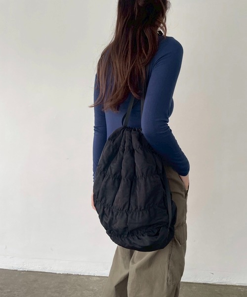 EFOLE（エフォル）の「Shirring nylon backpack / シャーリング ナイロンリュック（バックパック/リュック・レディース・ベージュ/ブラック・FREE）」の2枚目の写真