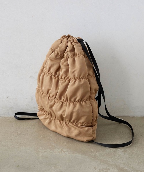 EFOLE（エフォル）の「Shirring nylon backpack / シャーリング ナイロンリュック（バックパック/リュック・レディース・ベージュ/ブラック・FREE）」の4枚目の写真