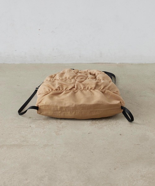 EFOLE（エフォル）の「Shirring nylon backpack / シャーリング ナイロンリュック（バックパック/リュック・レディース・ベージュ/ブラック・FREE）」の5枚目の写真