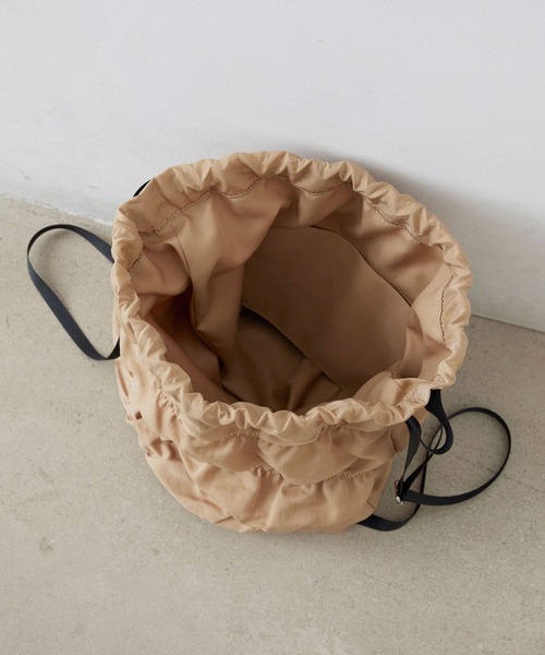 EFOLE（エフォル）の「Shirring nylon backpack / シャーリング ナイロンリュック（バックパック/リュック・レディース・ベージュ/ブラック・FREE）」の6枚目の写真