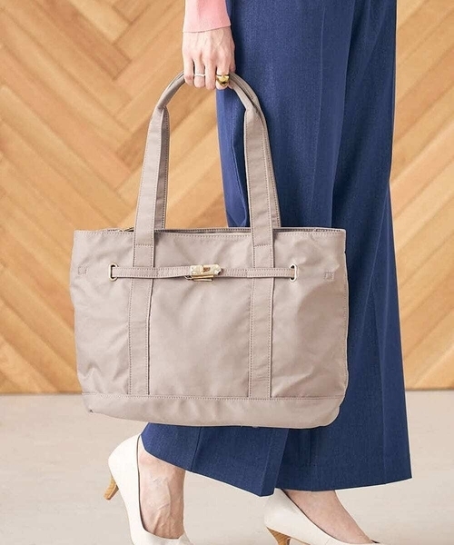 a.v.v(アーヴェヴェ)の「【A4サイズ対応】ナイロントート(トートバッグ・レディース・ベージュ/チャコールグレー・38)」の1枚目の写真